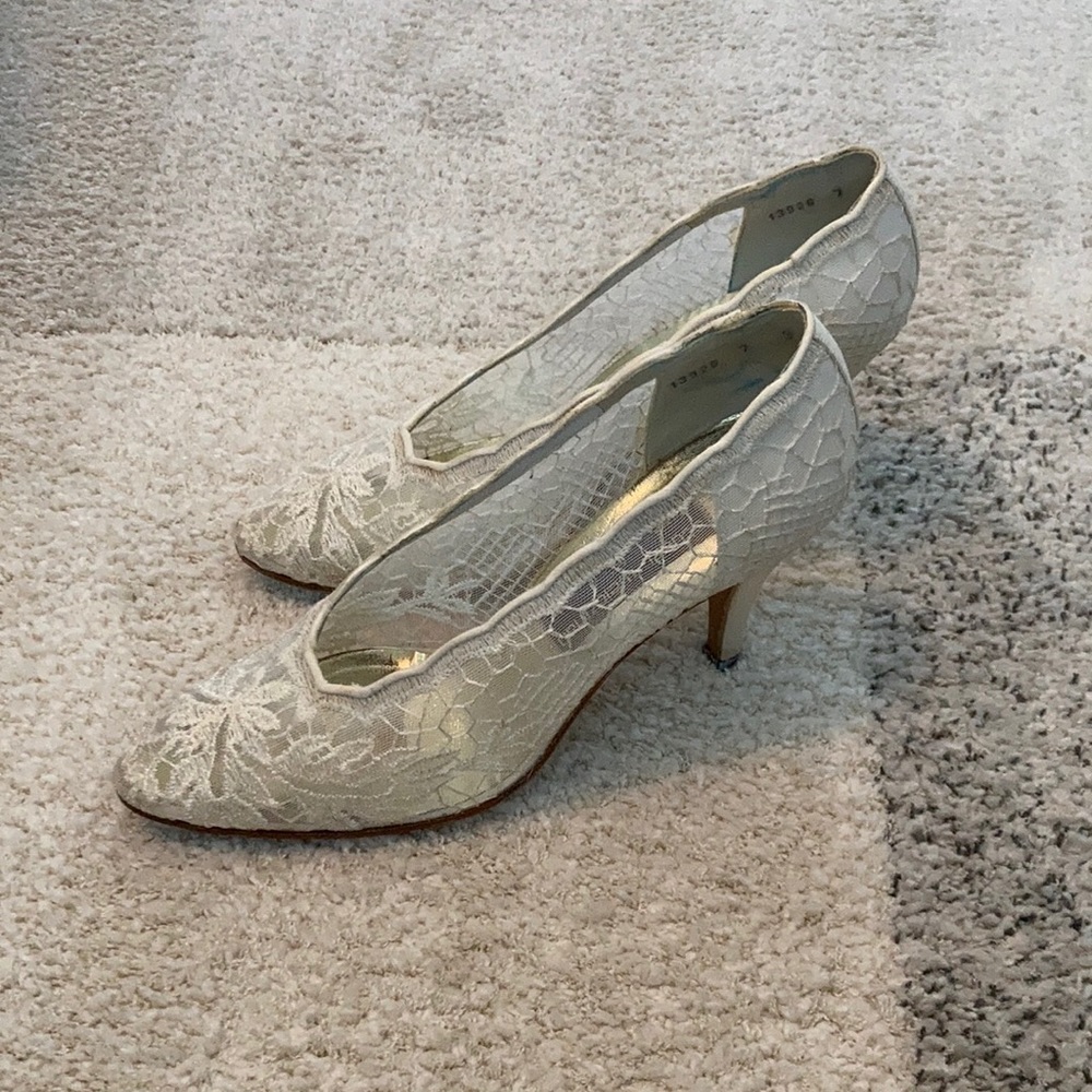 Vintage Stuart Weitzman for Martinique Lace Heels Off-White Size 7 - Picture 3 of 8